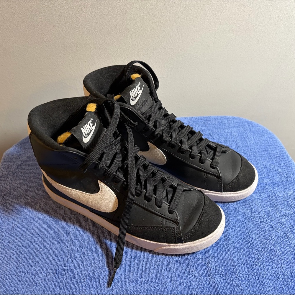 Nike Black and White Blazer Mid ‘77 High-tops DO1344-001 Women’s size 6.5 EUC